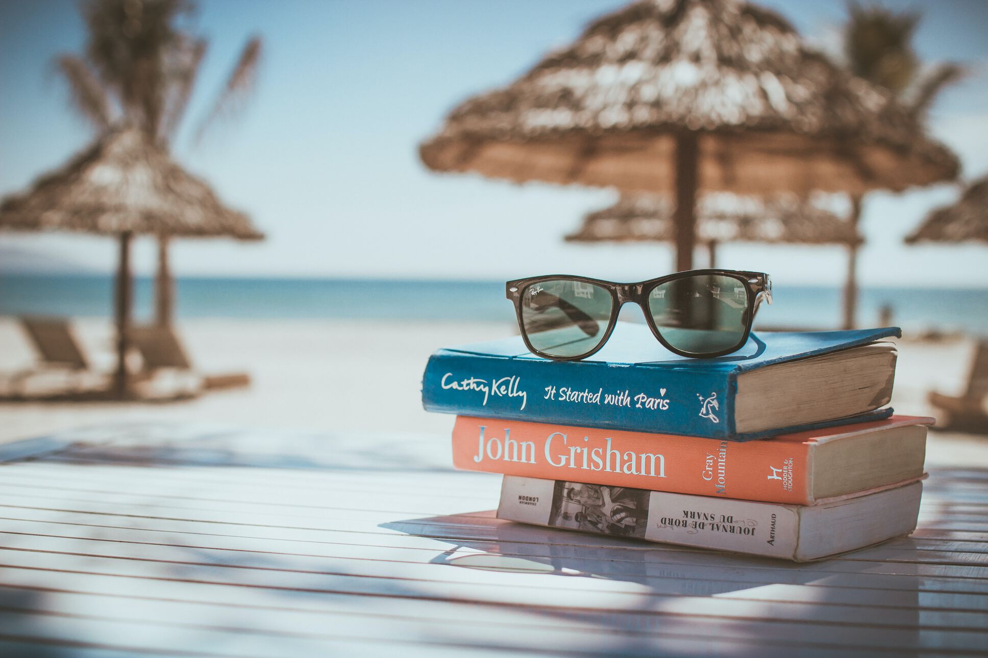 How to automatically deal with email while on holidays